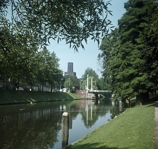 119369 Gezicht op de Stadsbuitengracht te Utrecht, uit het zuidoosten, met op de achtergrond de Bartholomeïbrug.